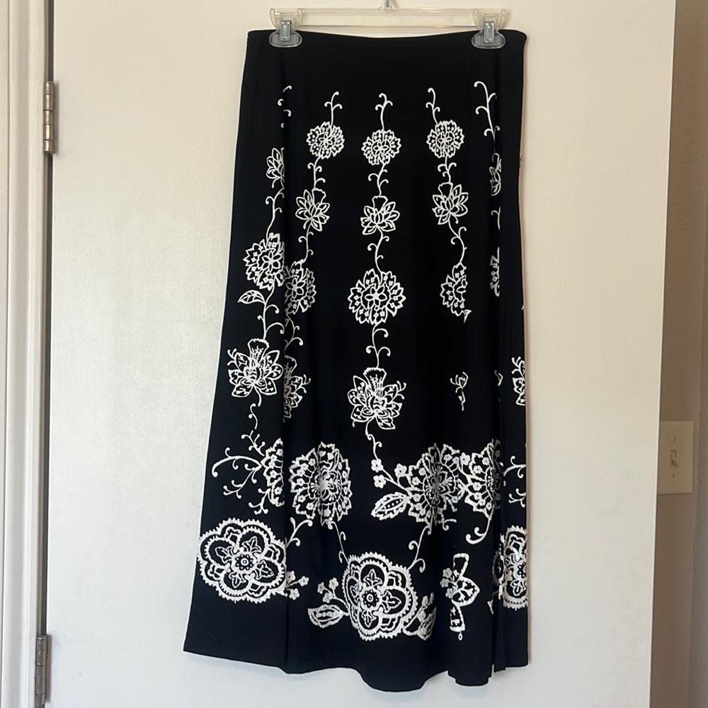 White House black Market Skirt 0